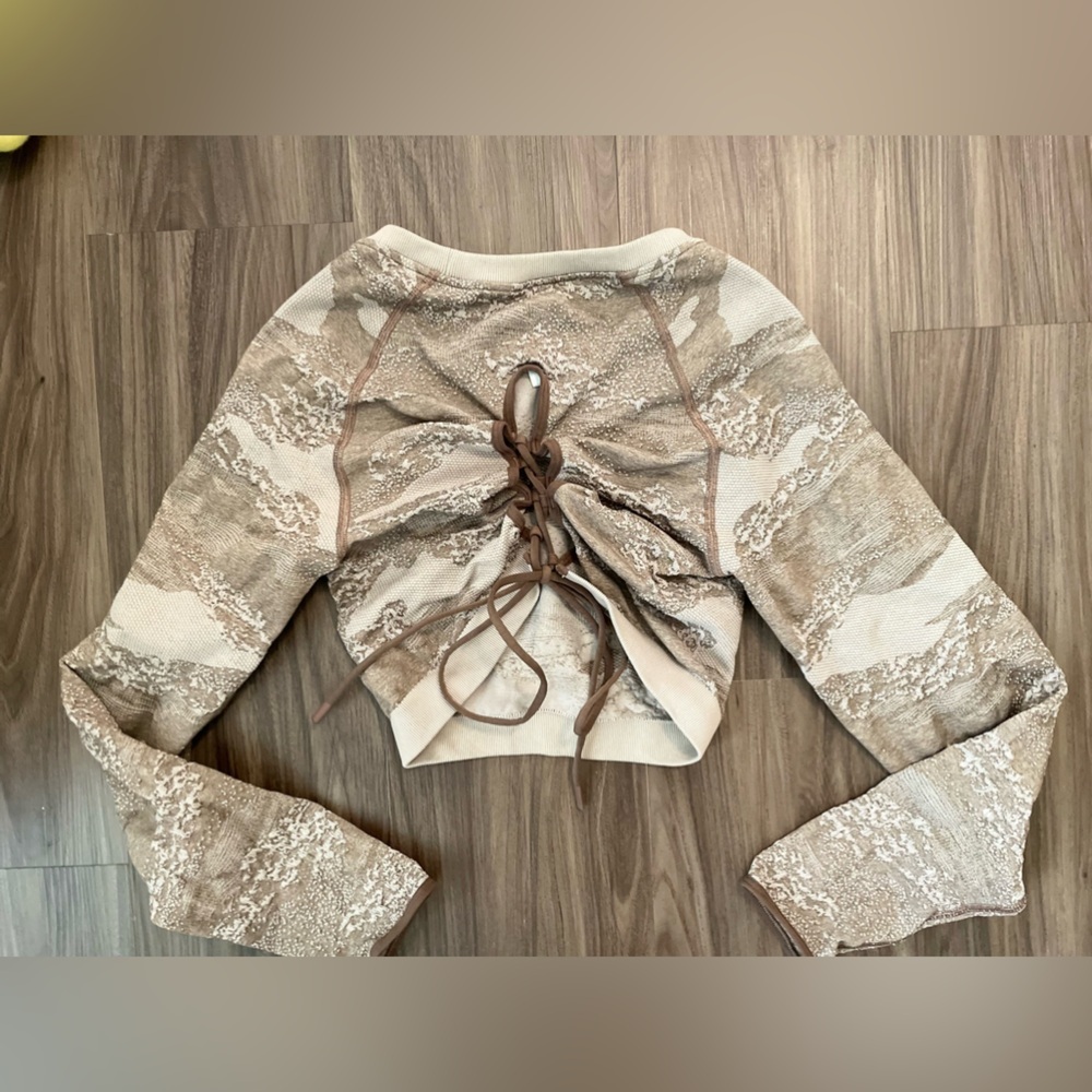 Gymshark Beige Camo zig zag back long sleeve Crop Top size L - Picture 3 of 6